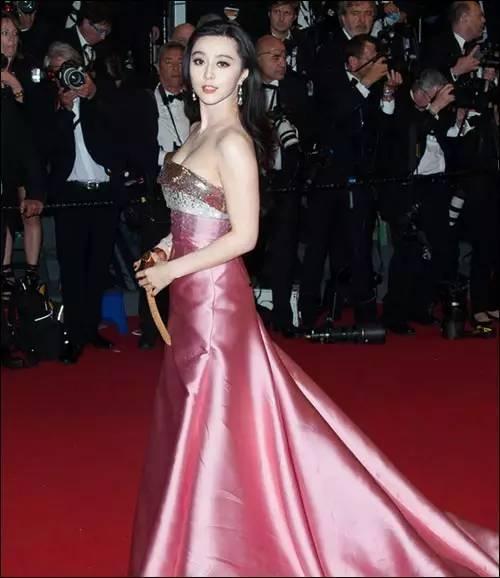 明星 国产礼服图片视频,明星身着国产礼服的优雅瞬间